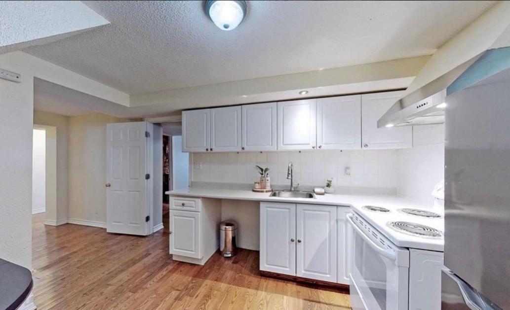 Cozy & Convenient 2-Bedroom Apartment With Private Entrance 多伦多 外观 照片