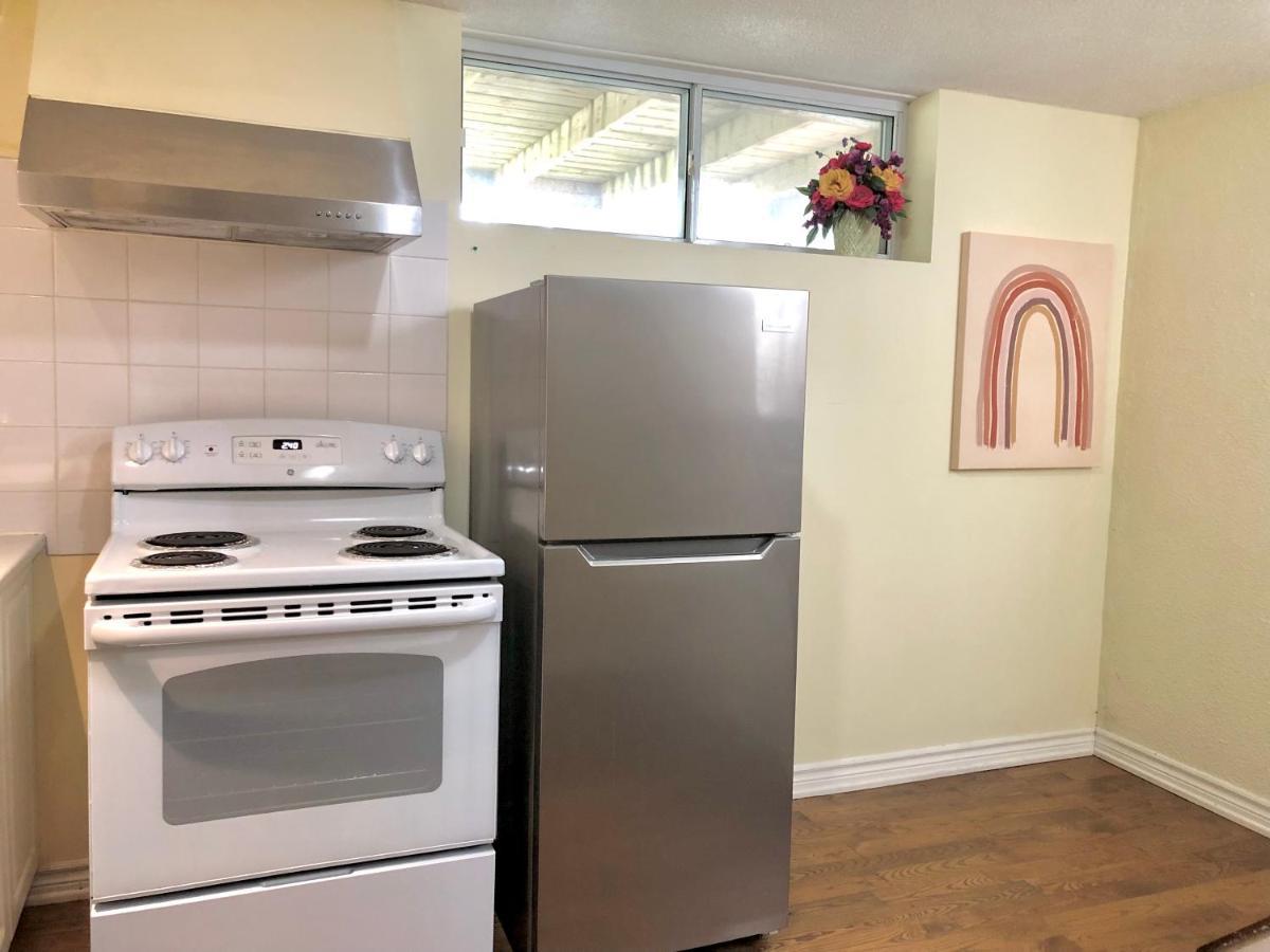 Cozy & Convenient 2-Bedroom Apartment With Private Entrance 多伦多 外观 照片